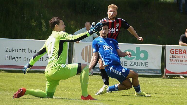 Torwart und Verteidiger versetzt und dann den Ball an den Pfosten gesetzt - von Patrick Hofmann (hinten), dem aber später doch noch das Tor des Tages gelang.