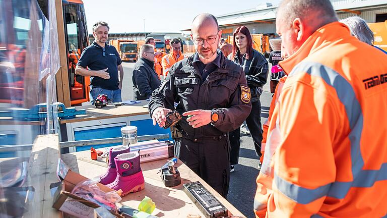 Achtlos im Restmüll entsorgte Akkus stellen eine Brandgefahr dar. Das demonstrierte Heiko Meyer, Brandermittler der Kriminalpolizei Würzburg, in eindrucksvollen Versuchen. Achtlos im Restmüll entsorgte Akkus stellen eine Brandgefahr dar. Das demonstrierte Heiko Meyer, Brandermittler der Kriminalpolizei Würzburg, in eindrucksvollen Versuchen. 
