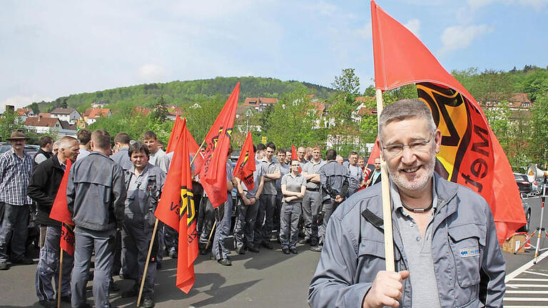 Fahnenschwenkende Streikende: Dies ist das Bild, die Öffentlichkeit mit den Gewerkschaften verbindet. Doch es geht bei den gewerkschaftlichen Aktivitäten um mehr als Tarifpolitik. Das will der DGB-Kreisverband mit einem Fest auf der Trimburg vermitteln. Foto: Ralf Ruppert/ Archiv       -  Fahnenschwenkende Streikende: Dies ist das Bild, die Öffentlichkeit mit den Gewerkschaften verbindet. Doch es geht bei den gewerkschaftlichen Aktivitäten um mehr als Tarifpolitik. Das will der DGB-Kreisverband mit einem Fest auf der Trimburg vermitteln. Foto: Ralf Ruppert/ Archiv