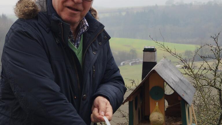 Dem früheren Haßfurter Bürgermeister Rudi Eck wird auch im Ruhestand nicht langweilig. Unter anderem hat er eine Serie von Vogelhäuschen gebaut. Teilweise für Bekannte, aber auch für den eigenen Garten.