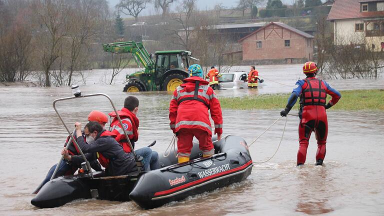 Bergungsaktion für ein im Hochwasser steckengebliebenes Auto bei Wolfsmünster.