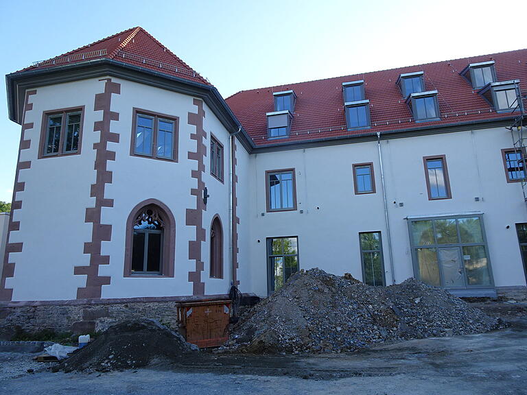 Im vergangenen Sommer war der Klosterhof noch eine Baustelle, mittlerweile sind dort die Anwohner-Parkplätze angelegt. Links ist das Refektorium untergebracht.&nbsp;