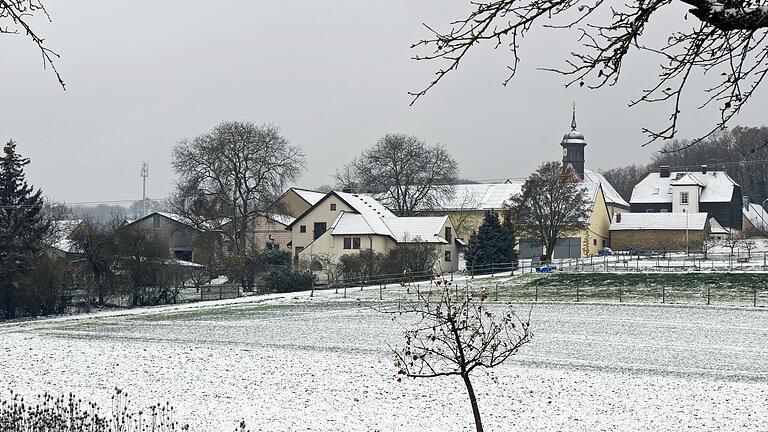 Die Vodafone GmbH möchte in der Gemeinde Unterpleichfeld eine weitere Mobilfunkstation aufstellen. Er sieht ähnlich aus wie die Antenne (auf dem Foto links hinten) in der Nähe des Ortsteils Hilpertshausen. Bürgermeister Alois Fischer wurde vom Gemeinderat zur Vertragsunterschrift ermächtigt.