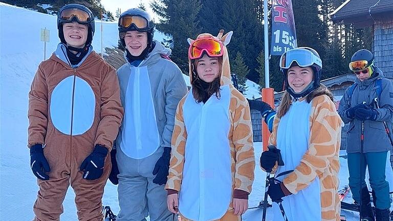 Jugendliche beim Start in den Skitag vor der Unterkunft Bergeralm. - Jugendliche beim Start in den Skitag vor der Unterkunft Bergeralm. Jugendliche beim Start in den Skitag vor der Unterkunft Bergeralm. - Jugendliche beim Start in den Skitag vor der Unterkunft Bergeralm.