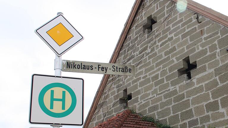 Das Straßenschild der Nikolaus-Fey-Straße in Dingolshausen: Der namensgebende Heimatdichter war aktiver Unterstützer der Nazi-Diktatur, weshalb eine Würzburger Fachkommission empfiehlt, den Straßennamen zu ändern. Bislang gibt es in der Gemeinde dazu noch keinen Beschluss.