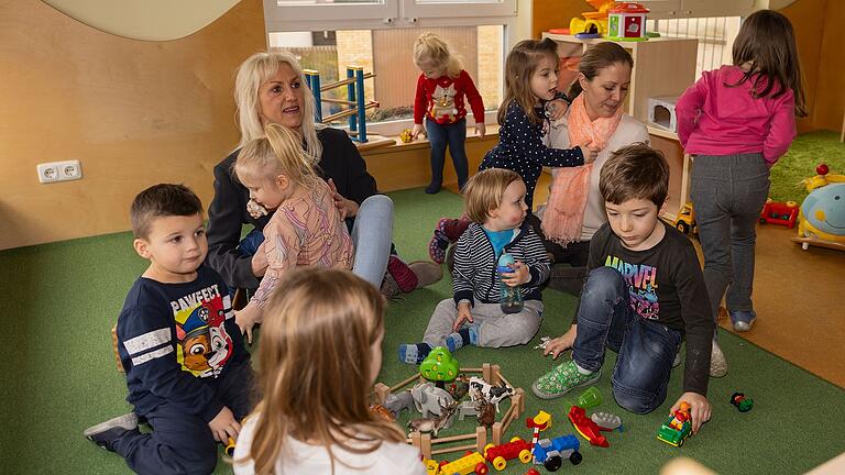 Gute Kinderbetreuung verlangt ausreichend Personal, sagt Heidrun Hertrich (links), die Leiterin der Caritas-Kita in Oberschwarzach. Das Bild zeigt sie mit Erzieherin Stefanie Reupke beim Spielen mit Kindern.