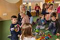 Gute Kinderbetreuung verlangt ausreichend Personal, sagt Heidrun Hertrich (links), die Leiterin der Caritas-Kita in Oberschwarzach. Das Bild zeigt sie mit Erzieherin Stefanie Reupke beim Spielen mit Kindern.