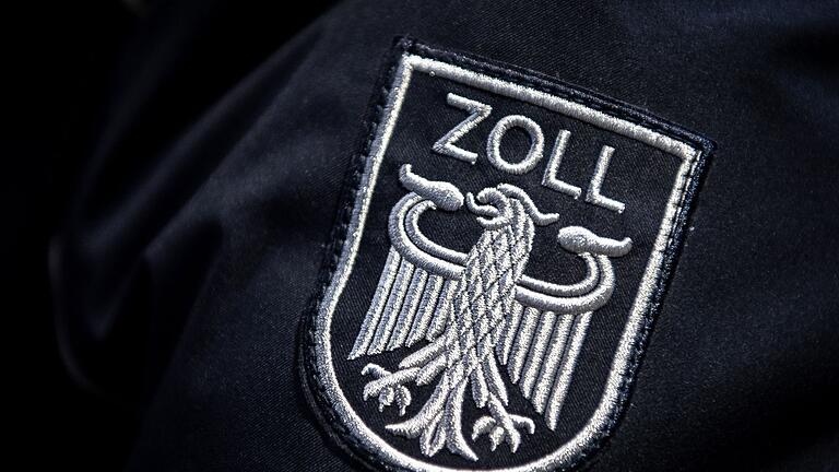 Zoll-Abzeichen       -  Das Zoll Abzeichen auf der Uniform eines Beamten.