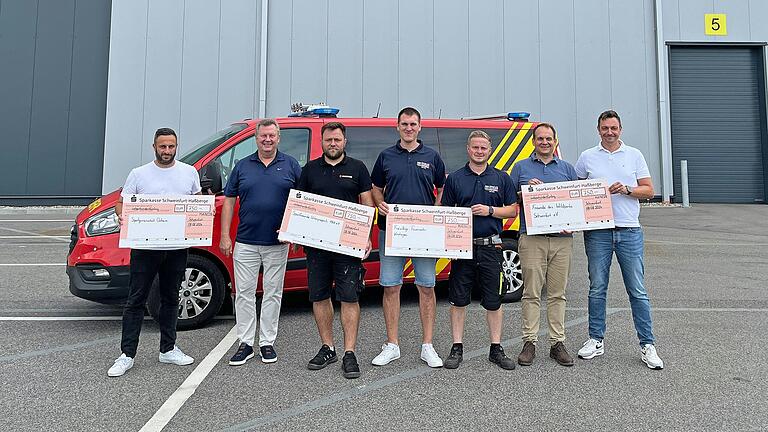 Spendenübergabe an die Vereinsvertreter: Athanasios Lymperakakis (Sportgemeinschaft Ostheim), Julian Wirth und Manuel Smuda (Feuerwehr Knetzgau), Philip Mölter (Sportfreunde Unterpreppach) und Florian Dittert (Freunde des Wildparks Schweinfurt) durch die Maincor Geschäftsführer Dieter Pfister und Tobias Kuhn.