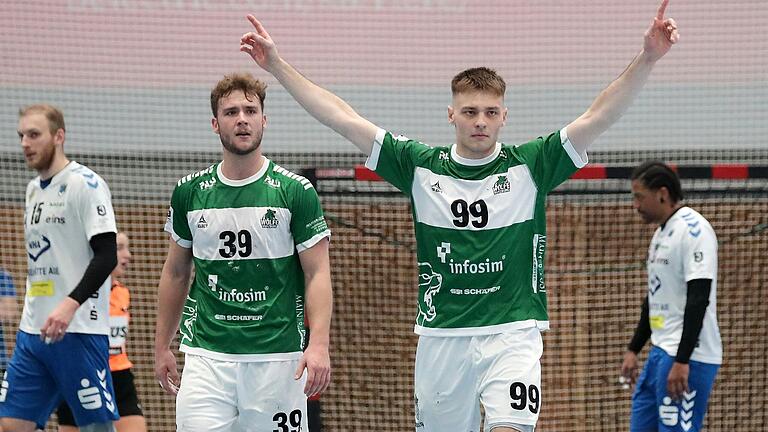 Ein Auer macht dem EHV Aue Scherereien: Johnny Beck (vorne rechts) erzielte für die Wölfe Würzburg wichtige Treffer. Teamkollege Michel Reitemann (links) war seinerseits erfolgreichster Würzburger Werfer.