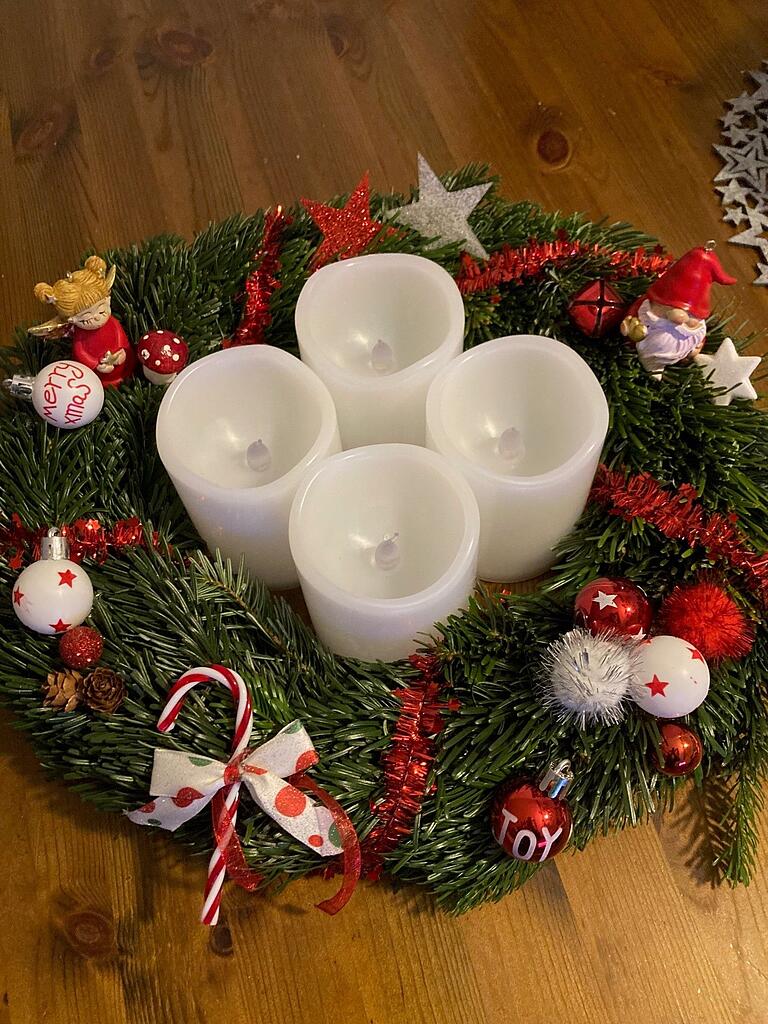 Hier stehen die Kerzen in der Mitte – im Adventskranz von Verena Stühler und Tochter Mimi.