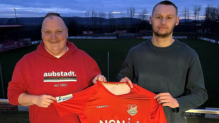 Jakob Reichenbach (rechts) wechselt vom FSV Optik Rathenow zum TSV Aubstadt. Darüber freut sich Stefan Abschütz, der zweite Vorsitzende des TSV Aubstadt. Jakob Reichenbach (rechts) wechselt vom FSV Optik Rathenow zum TSV Aubstadt. Darüber freut sich Stefan Abschütz, der zweite Vorsitzende des TSV Aubstadt.