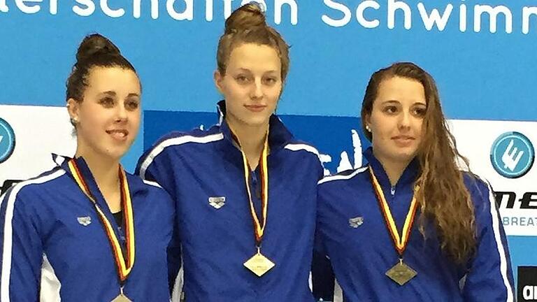 Drei Mädels, ein Verein: Bei den deutschen Jugendmeisterschaften in Berlin holten (von links) Alina Jungklaus (Silber), Leonie Beck (Gold) und Rosalie Käthner (Bronze) über 1500 m Freistil alle Medaillen nach Würzburg. Ein Novum der Titelkämpfe.