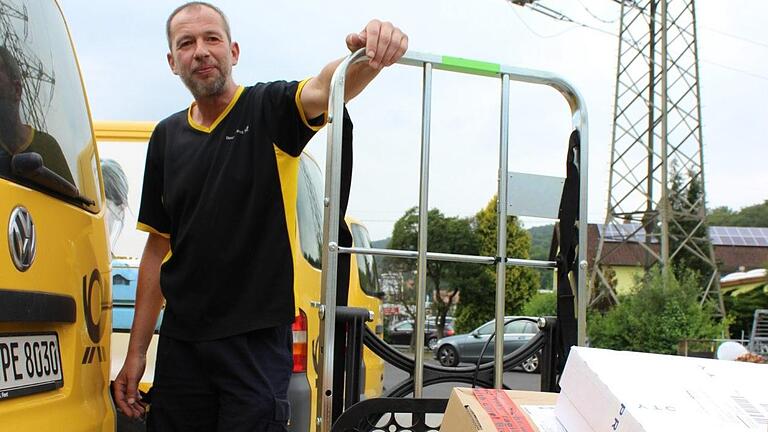Zusteller Bernd Ehlert freut sich über bessere Arbeitsbedingungen im neuen Stützpunkt der Deutschen Post in der Römershager Straße. Foto: Isabel Herterich       -  Zusteller Bernd Ehlert freut sich über bessere Arbeitsbedingungen im neuen Stützpunkt der Deutschen Post in der Römershager Straße. Foto: Isabel Herterich