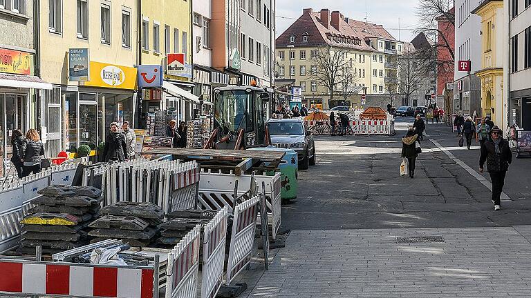 Soll am Boden genauso aussehen wie die Eichhornstraße: Jetzt starten die Arbeiten zum Endausbau der Fußgängerzone Spiegelstraße. Soll am Boden genauso aussehen wie die Eichhornstraße: Jetzt starten die Arbeiten zum Endausbau der Fußgängerzone Spiegelstraße.