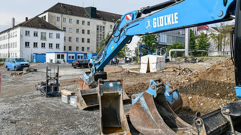 Im Hintergrund die alte Frauenklinik: Dort, wo die Bagger stehen, entsteht die neue Strahlenklinik der Universität. Im Hintergrund die alte Frauenklinik: Dort, wo die Bagger stehen, entsteht die neue Strahlenklinik der Universität.
