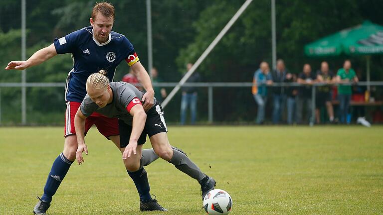 Florian Salomon (links) vom FV Bergrothenfels/Hafenlohr und Nico Gaubitz vom TSV Mainbernheim im Zweikampf der Mannschaftsführer. Der FV setzte sich auf dem Sportgelände des SV Kist im Duell der beiden A-Klassen-Zweiten mit 3:1 durch. Salomon erzielte zwei Tore.