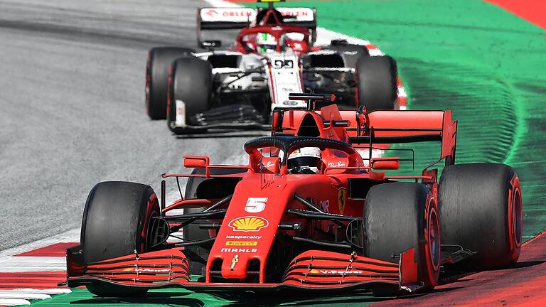 Ein Alfa Romeo folgt dem Ferrari von Sebastian Vettel beim Formel-1-Rennen in Spielberg, Österreich (2020). Der Deutsche hat seine F1-Karriere beendet. Ein Unternehmen aus den Haßbergen ist noch dabei.