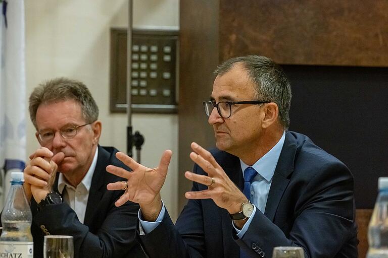 Die Übernahme der Trägerschaft wird eine Herausforderung sein, sagt Jürgen Winter, Geschäftsführer des Leopoldina-Krankenhauses (rechts) offen. In einer Pressekonferenz stellte Gutachter Prof. Dr. Norbert Roeder die&nbsp; 'Strategische Weiterentwicklung des Schweinfurter Modells' vor.