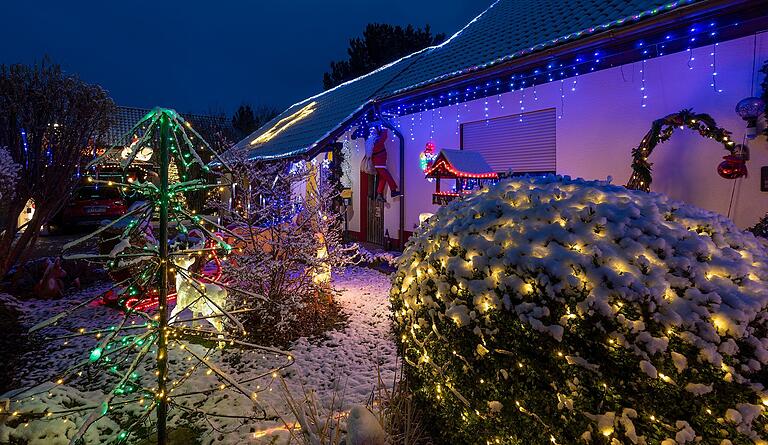 Es leuchtet, es funkelt, es weihnachtet sehr: Auch in diesem Jahr haben Peter und Evi Mack ihr Anwesen in der Thüringer Straße in Mellrichstadt in eine weihnachtliche Idylle verwandelt.