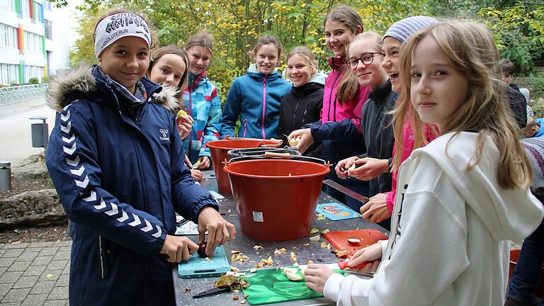 Waschen, putzen, zerkleinern, pressen: Schritt für Schritt stellen die Schülerinnen und Schüler ihren eigenen Apfelsaft her. Waschen, putzen, zerkleinern, pressen: Schritt für Schritt stellen die Schülerinnen und Schüler ihren eigenen Apfelsaft her.
