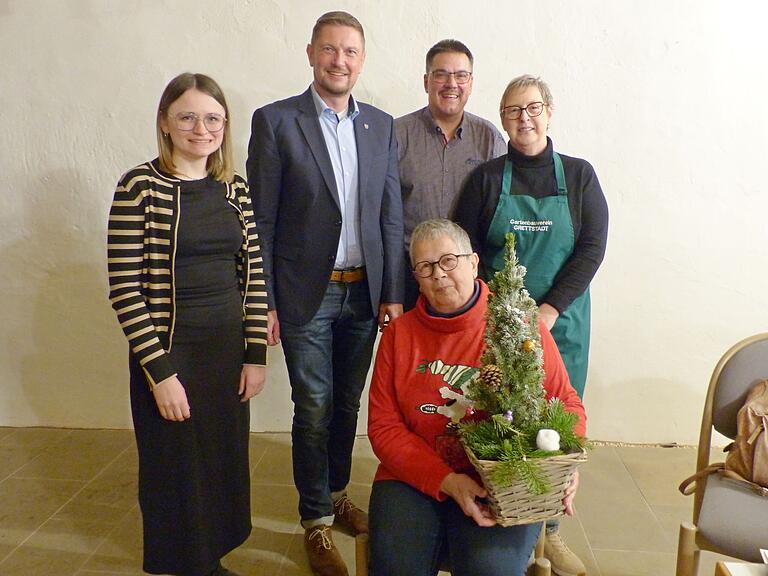 Bürgermeister Jens Machnow besuchte zahlreiche der fast 30 Adventsfenster und dankte den Initiatoren Bernd und Kerstin Wolf sowie allen Mitwirkenden wie hier Katharina Wolf (links) und Martha Rink (vorn). Bürgermeister Jens Machnow besuchte zahlreiche der fast 30 Adventsfenster und dankte den Initiatoren Bernd und Kerstin Wolf sowie allen Mitwirkenden wie hier Katharina Wolf (links) und Martha Rink (vorn).