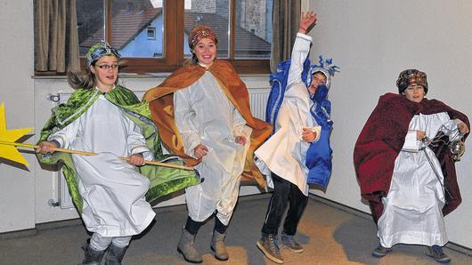 Sie sind nicht nur Sternsinger, sondern auch Kinder und Jugendliche, die gerne Spaß haben: Annkathrin Nowak, Sarah Aumüller, Kilian Nowak und Jakob Tempel aus Wonfurt (von links) freuen sich riesig, dass sie dem Bundespräsidenten in Berlin den Segen bringen dürfen.