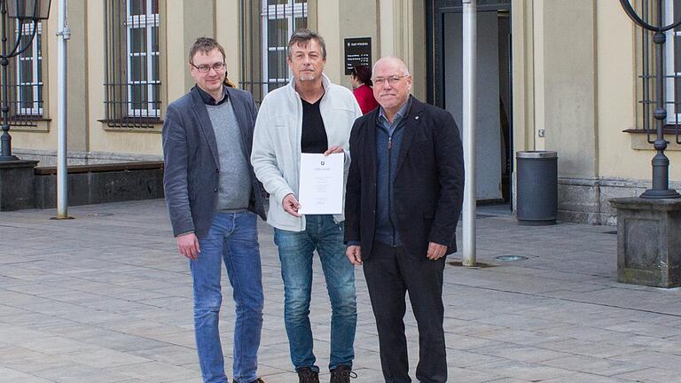 Ansprechpartner Nummer 1, wenn es um den Biber geht: Dr. Jakob Frommer, Biberberater Peter Reichelt und Umwelt- und Kommunalreferent Wolfgang Kleiner beim Antrittsbesuch der ehrenamtlichen Kraft im Rathaus.