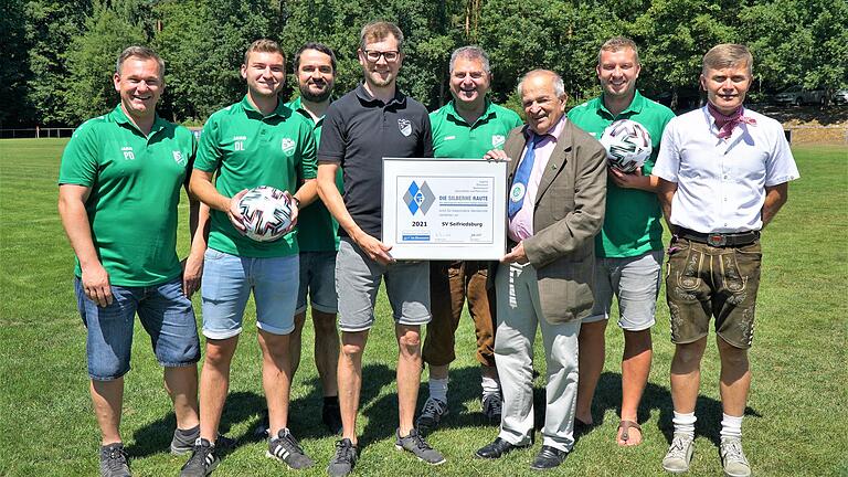 Der DFB-Kreisehrenbeauftragte Ludwig Bauer überreichte der Vorstandschaft die Silberne Raute. Im Bild (von links): Die Vorstandschaft mit Patrick Dittrich, David Lippert, Frank Lippert, Christian Strohmenger, Klaus Strohmenger, Ludwig Bauer (DFB), Mario Nißler und Wolfgang Lutz.