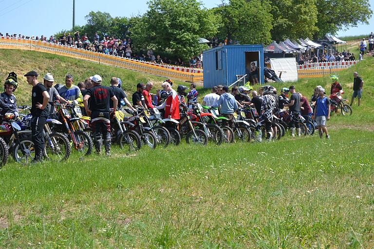 Die Teams bei letzten Absprachen vor dem Start zum 3-Stunden-Rennen 'auf der Alm'