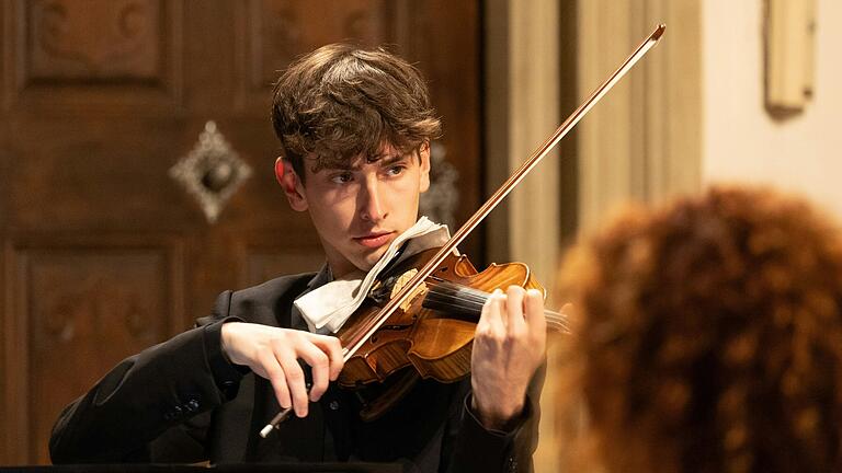 Johannes Rosenberg überzeugt seit Beginn der Eberner Musiktage an der Violine.