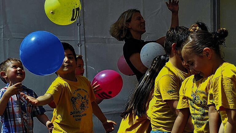 Farbenfrohes Freundschaftsfest: Die Kinder des städtischen Kindergartens demonstrierten beim Deutsch-Türkischen Freundschaftsfest Einigkeit: &ldquo;Wir sind Kinder einer Welt, lass die Sonne in Dein Herz&ldquo; sangen sie.
