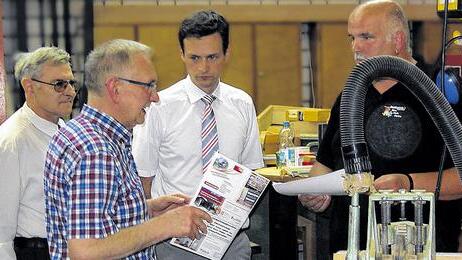 Gesellenstücke bewertet: Landrat Florian Töpper (Dritter von links) im Gespräch mit dem Leiter der Staatlichen Berufsschule I, Oberstudiendirektor Helmut Mundel, dem neuen Obermeister der Schreinerinnung Schweinfurt Stadt und Land, Gerhard Markert aus Gerolzhofen, sowie Lothar Leykauf, Fachoberlehrer im Bereich Holztechnik (von links).