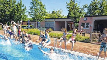 Wasservergnügen in Gefahr: Ob große oder kleine Besucher (wie die Klasse 6a im Archivbild) im Volkacher Freibad in den nächsten Jahren schwimmen gehen dürfen, wird sich bald zeigen. Wenn sich am 17. September kein Förderverein bildet, der die Kosten drückt, könnten die städtische Geldnot und der Druck der Finanzprüfer aus München das Ende bedeuten.