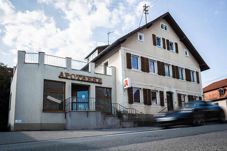 Die ehemalige Apotheke fehlt den Menschen in Ermershausen, zeigen die Kommentare. Sie liegt direkt an der vielbefahrenen Bundesstraße.