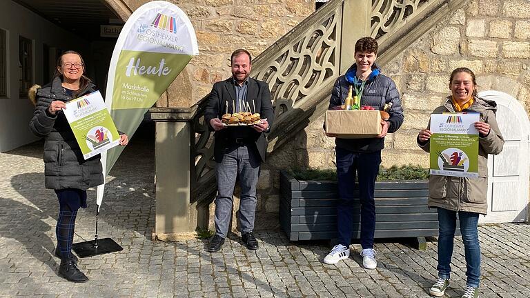 Ab April wird es in Ostheim einmal im Monat einen After-Work-Regionalmarkt geben. Darauf freuen sich (von links) Susanne Orf vom Kommunalunternehmen Tourismus und Marketing, Bürgermeister Steffen Malzer, Ideengeber Tim Ritter und Maike Hamacher, Projektmanagerin der Öko-Modellregion Rhön-Grabfeld.