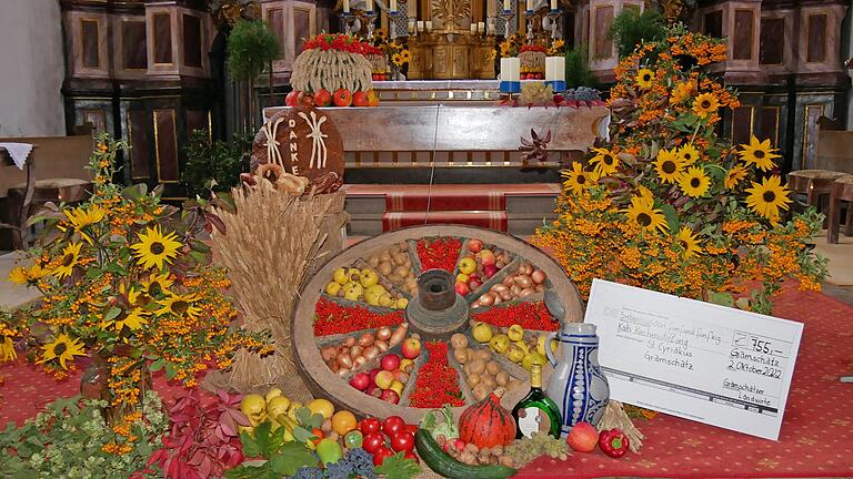 Der Erntedankaltar in der Gramschatzer Kirche mit dem Spendenscheck der Landwirte.