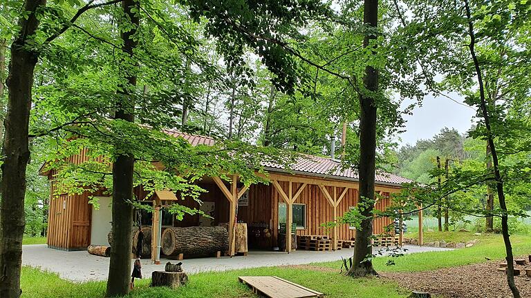 Der Waldkindergarten in Hohenroth ist inzwischen komplett ausgebucht. Nun soll in Unsleben ein Naturlandkindergarten entstehen, der ebenfalls so eine Schutzhütte benötigt. - Der Waldkindergarten in Hohenroth ist inzwischen komplett ausgebucht. Nun soll in Unsleben ein Naturlandkindergarten entstehen, der ebenfalls so eine Schutzhütte benötigt. Der Waldkindergarten in Hohenroth ist inzwischen komplett ausgebucht. Nun soll in Unsleben ein Naturlandkindergarten entstehen, der ebenfalls so eine Schutzhütte benötigt. - Der Waldkindergarten in Hohenroth ist inzwischen komplett ausgebucht. Nun soll in Unsleben ein Naturlandkindergarten entstehen, der ebenfalls so eine Schutzhütte benötigt.