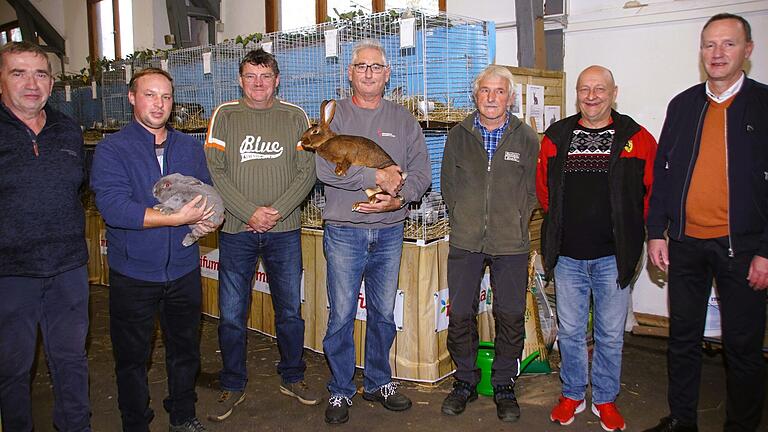 Erneut trotzte der Kleintier- und Ziergeflügelverein Eltmann und Umgebung der Vogelgrippe und realisierte unter Auflagen die Vereinsschau auf der Mainhalbinsel. Unser Bild zeigt einen Teil der Vereinsmeister (von links): Otmar Klemm, Michael Wittig, Rudolf Stanicek, Dietmar Menz, Roland Schonath und Walter Wagenhäuser mit Bürgermeister Michael Ziegler.