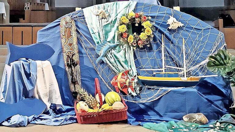Im Altarraum der Herz-Jesu-Kirche hat das Bad Kissinger Weltgebetstagsteam für den Gottesdienst die wichtigsten Elemente der Kultur der Cook-Islands dargestellt. Die Maske (links im Altarbild) wurde von einem Künstler von den Inseln gestaltet. - Im Altarraum der Herz-Jesu-Kirche hat das Bad Kissinger Weltgebetstagsteam für den Gottesdienst die wichtigsten Elemente der Kultur der Cook-Islands dargestellt. Die Maske (links im Altarbild) wurde von einem Künstler von den Inseln gestaltet. Im Altarraum der Herz-Jesu-Kirche hat das Bad Kissinger Weltgebetstagsteam für den Gottesdienst die wichtigsten Elemente der Kultur der Cook-Islands dargestellt. Die Maske (links im Altarbild) wurde von einem Künstler von den Inseln gestaltet. - Im Altarraum der Herz-Jesu-Kirche hat das Bad Kissinger Weltgebetstagsteam für den Gottesdienst die wichtigsten Elemente der Kultur der Cook-Islands dargestellt. Die Maske (links im Altarbild) wurde von einem Künstler von den Inseln gestaltet.
