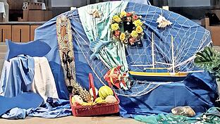 Im Altarraum der Herz-Jesu-Kirche hat das Bad Kissinger Weltgebetstagsteam für den Gottesdienst die wichtigsten Elemente der Kultur der Cook-Islands dargestellt. Die Maske (links im Altarbild) wurde von einem Künstler von den Inseln gestaltet.       -  Im Altarraum der Herz-Jesu-Kirche hat das Bad Kissinger Weltgebetstagsteam für den Gottesdienst die wichtigsten Elemente der Kultur der Cook-Islands dargestellt. Die Maske (links im Altarbild) wurde von einem Künstler von den Inseln gestaltet.