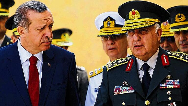 Machtfragen: Der türkische Premier Recep Tayyip Erdogan (links) mit dem als loyal geltenden Generalstabschef Necdet Özel.