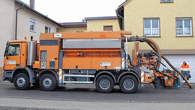 Fräse und Staubsauger zugleich: Dieser Lkw sorgt für die Mini-Gräben.