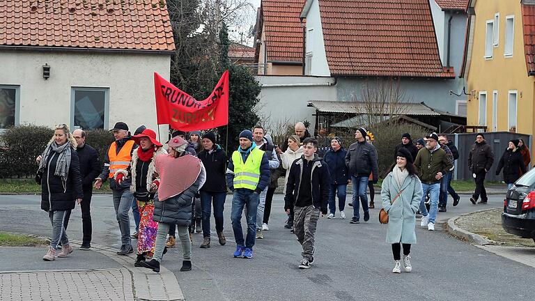 Die Demonstrierenden zogen bei dem angemeldeten Protest mit Spruchbannern durch den Ort.