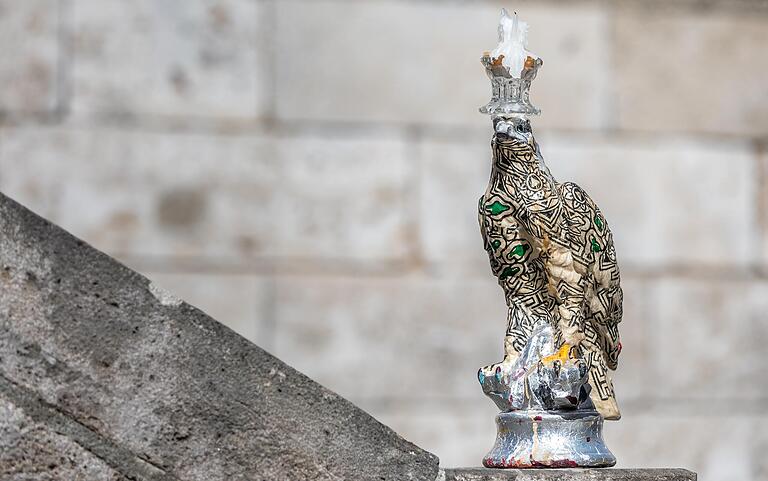 Stolz thront der fantasievoll dekorierte Adler mit dem gebrochenen Schnabel auf dem Treppengeländer am Alten Ochsenfurter Rathaus. Stolz thront der fantasievoll dekorierte Adler mit dem gebrochenen Schnabel auf dem Treppengeländer am Alten Ochsenfurter Rathaus.