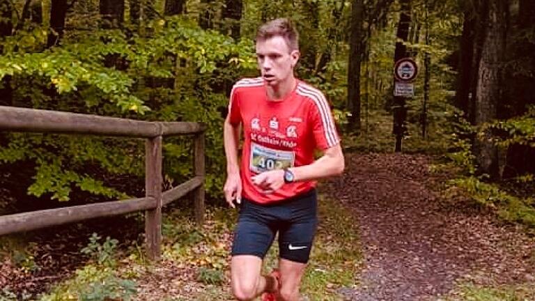 Rhys Bishop (im Bild) vom SC Ostheim gewann 2021 den Kreuzberglauf und wurde unterfränkischer Berglaufmeister. Er absolvierte die 10,2 Kilometer-Strecke mit 580 Höhenmetern in 45:14 Minuten.