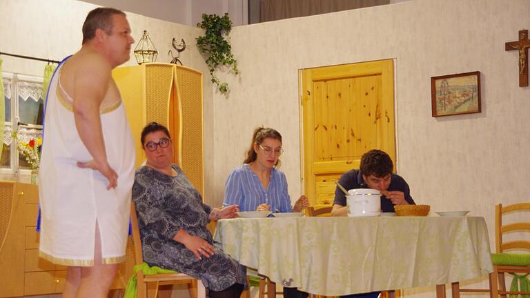 Auf der Bühne die Schauspieler Michael Wolf (von links), Alexandra Kaiser, Helena Kaiser und Alexander Wolf.