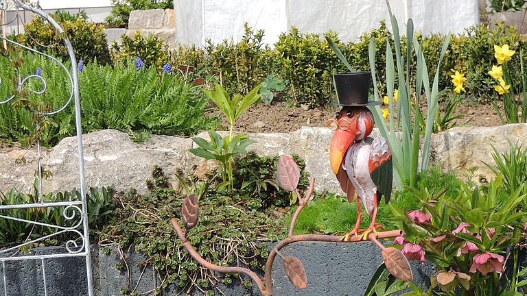 Liebevoll ausgewählte Deko-Stücke zieren das Gartenareal. Liebevoll ausgewählte Deko-Stücke zieren das Gartenareal.