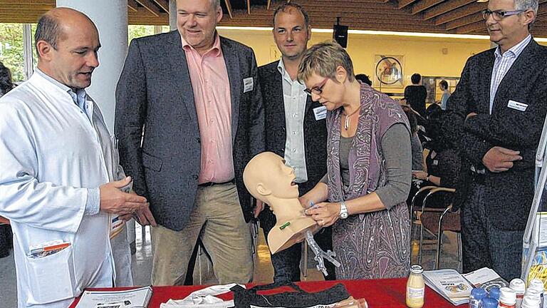Intensivpflegetag am Thoraxzentrum: (von links) Chefarzt Dr. Bernd Seese mit Dieter Weber und Michael Wehner vom Verein „Intensivpflege Nordbayern“ sowie Schirmherrin Sabine Dittmar am Stand eines Ausstellers. Intensivpflegetag am Thoraxzentrum: (von links) Chefarzt Dr. Bernd Seese mit Dieter Weber und Michael Wehner vom Verein „Intensivpflege Nordbayern“ sowie Schirmherrin Sabine Dittmar am Stand eines Ausstellers.