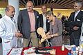 Intensivpflegetag am Thoraxzentrum: (von links) Chefarzt Dr. Bernd Seese mit Dieter Weber und Michael Wehner vom Verein &bdquo;Intensivpflege Nordbayern&ldquo; sowie Schirmherrin Sabine Dittmar am Stand eines Ausstellers.